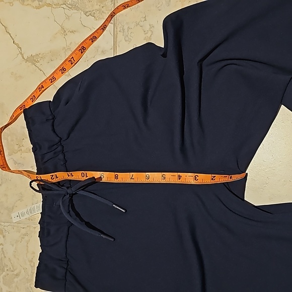 Lululemon women's 7/8 pant in Navy. Size 4 . - Picture 9 of 10